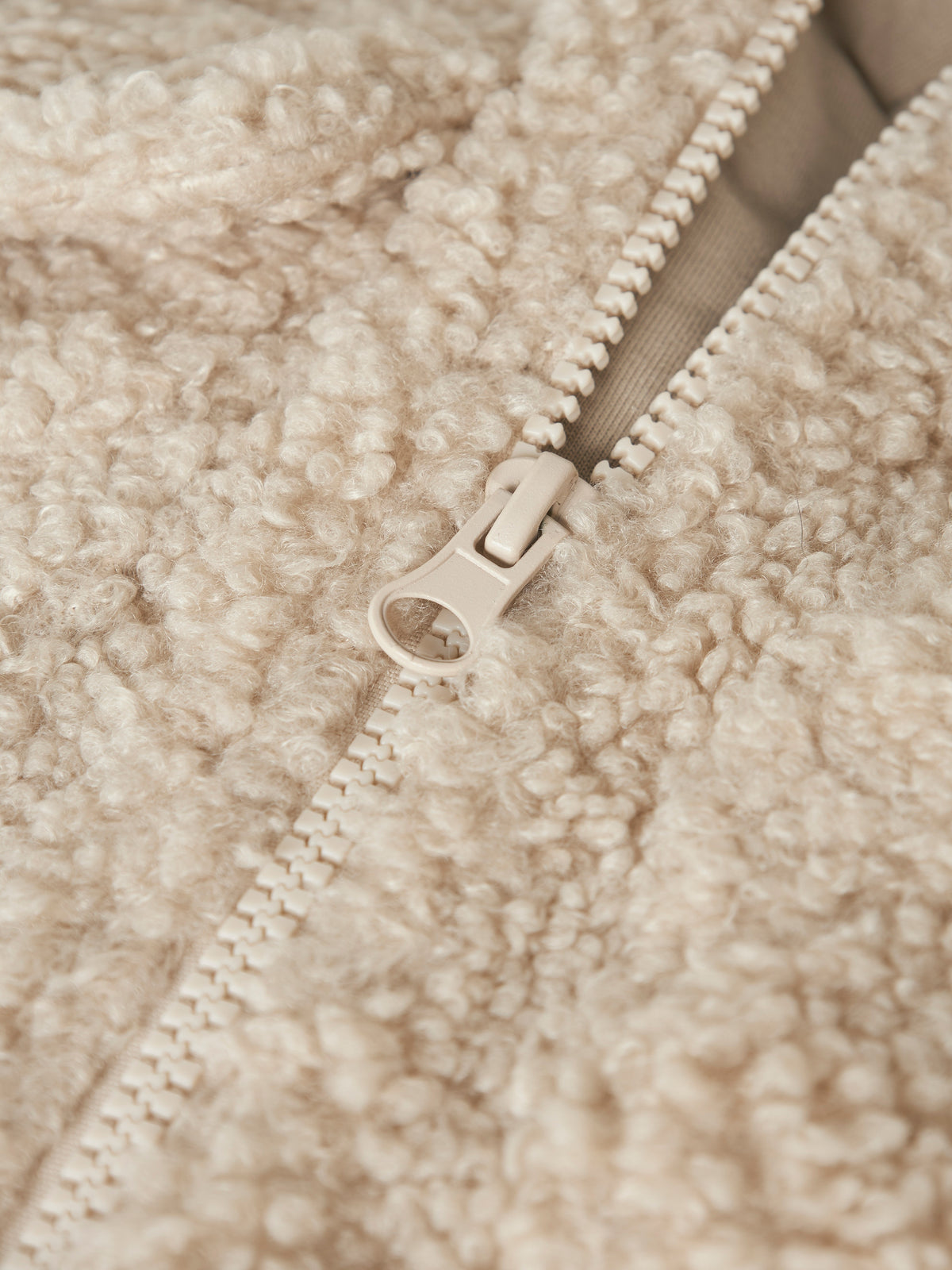 Beige bodywarmer in teddy stof met opgestikte zakken Name It