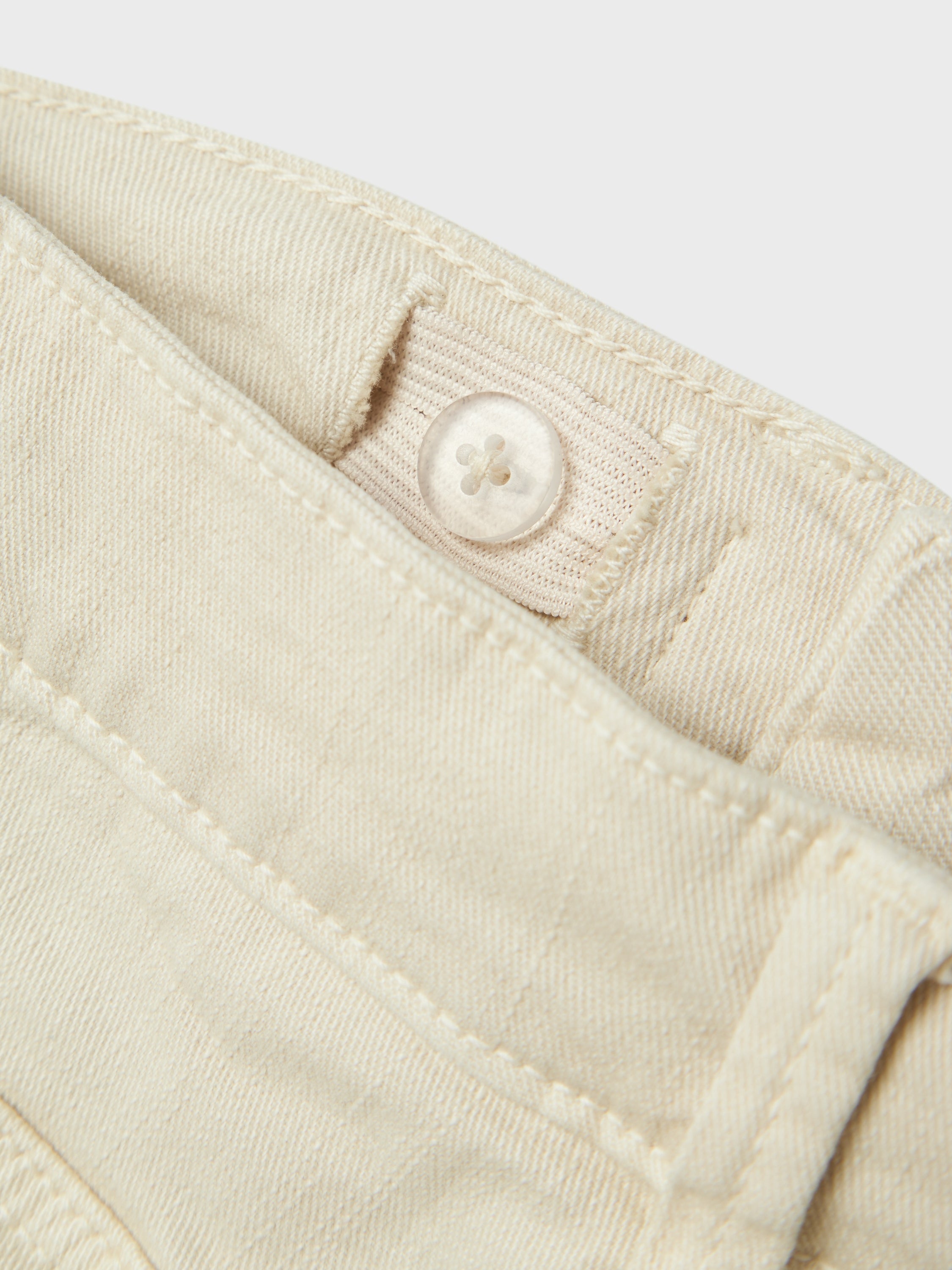 Jean beige à jambes larges et taille haute. Nommez-le