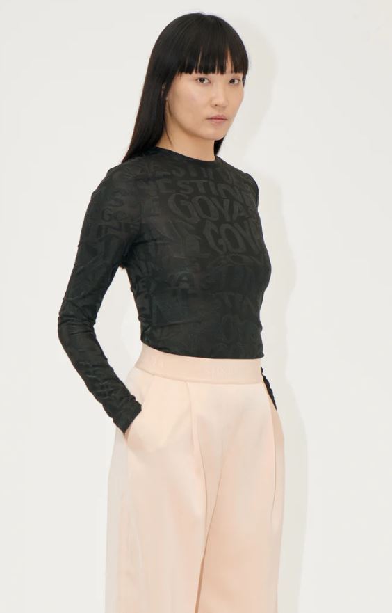 T-shirt noir transparent avec l'inscription Stine Goya